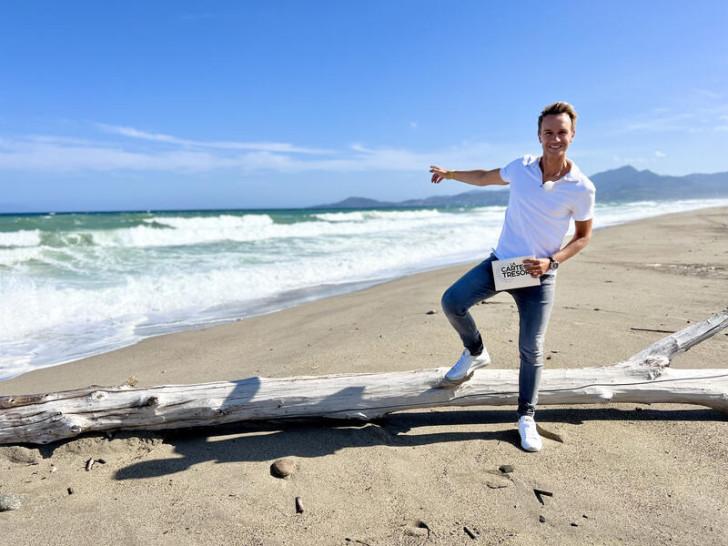 Cyrille Féraud désigne la mer avec sa main droite